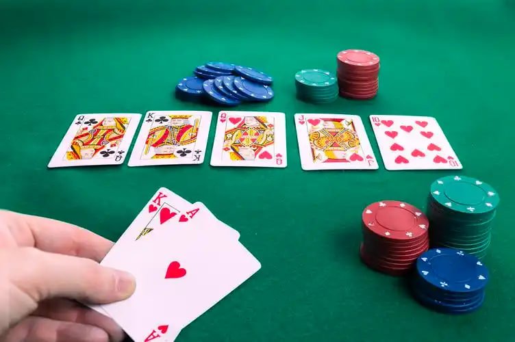 Tampilan permainan Hood vs Wolf di slot indonesia dengan tema hutan dan karakter petualang